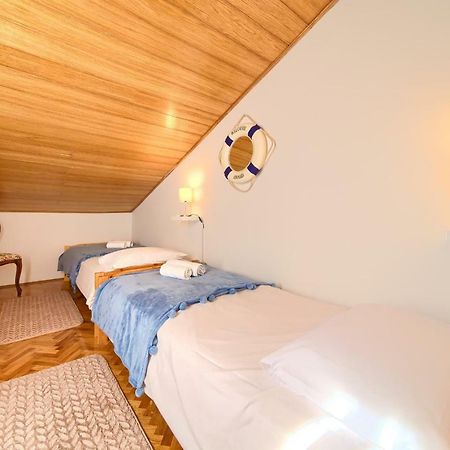 Apartment Galerija By El-Pi Tours Njivice Esterno foto