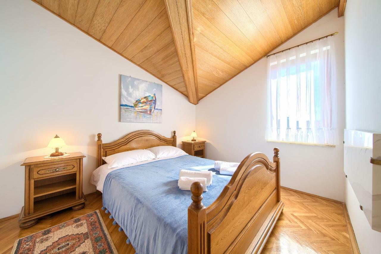 Apartment Galerija By El-Pi Tours Njivice Esterno foto